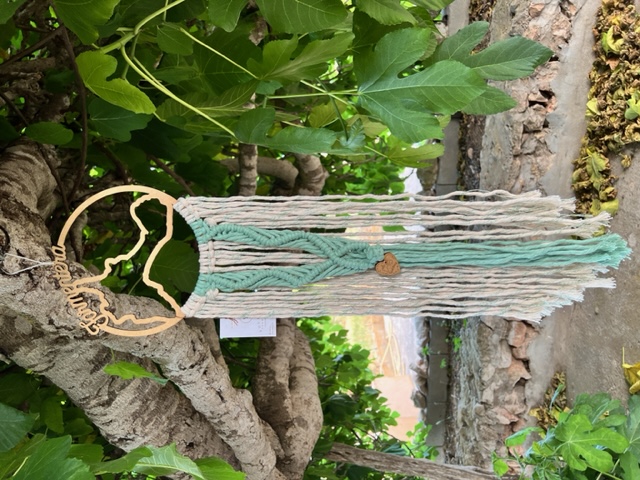 Atrapasueños amapola hecho a mano y sostenible. Decoración sostenible.