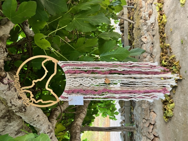 Atrapasueños amapola hecho a mano y sostenible. Decoración sostenible.