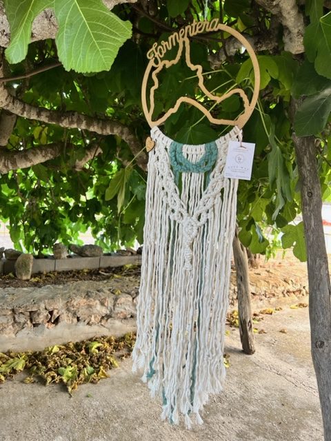 Atrapasueños amapola hecho a mano y sostenible. Decoración sostenible.