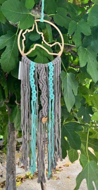 Atrapasueños amapola hecho a mano y sostenible. Decoración sostenible.